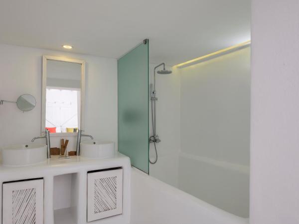 Akkadian LGBT Boutique Hotel : photo 4 de la chambre chambre double - vue sur jardin