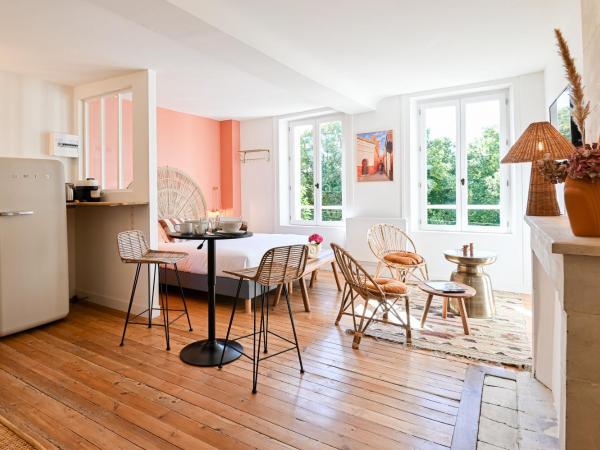 Villa Robs - Appartements tout confort, Netflix, Haut débit, Localisation idéale - Courts séjours & Affaires : photo 8 de la chambre studio supérieur