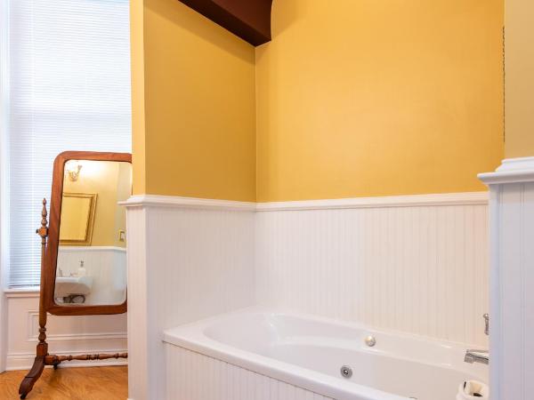 DuPont Mansion Bed & Breakfast : photo 6 de la chambre suite deluxe avec lit king-size