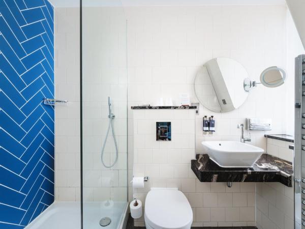 Hotel Indigo - Edinburgh - Princes Street, an IHG Hotel : photo 8 de la chambre chambre lit queen-size standard - vue sur ville