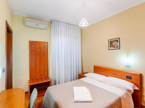Hotel Castello : photo 5 de la chambre petite chambre double