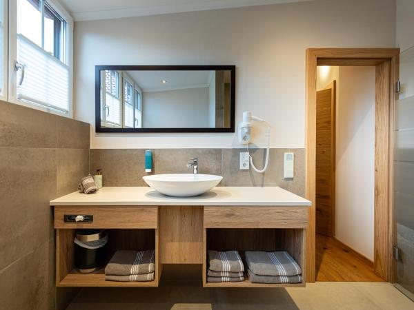 Hotel Frauenschuh Garni : photo 1 de la chambre suite junior avec balcon