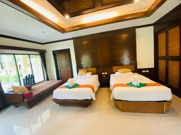 Beach Bungalow at Lanta Resort : photo 2 de la chambre chambre lits jumeaux spacieuse