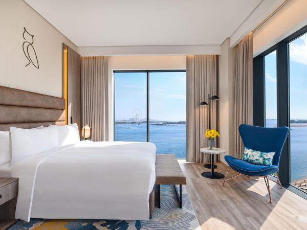 voco Dubai The Palm, an IHG Hotel : photo 1 de la chambre king suite with sofa bed and panoramic beachfront balcony