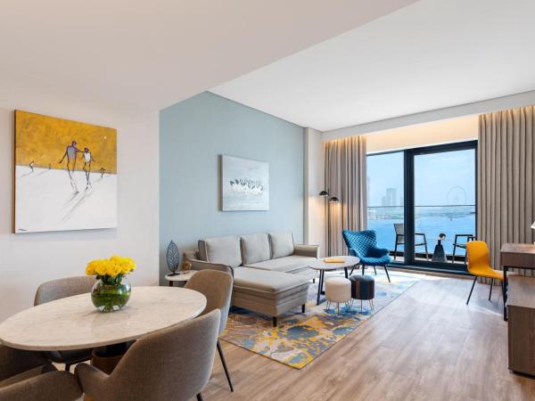 voco Dubai The Palm, an IHG Hotel : photo 2 de la chambre king suite with sofa bed and panoramic beachfront balcony