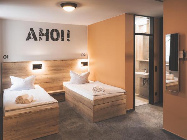 Jugendherberge Bremen : photo 2 de la chambre chambre lits jumeaux avec salle de bains privative