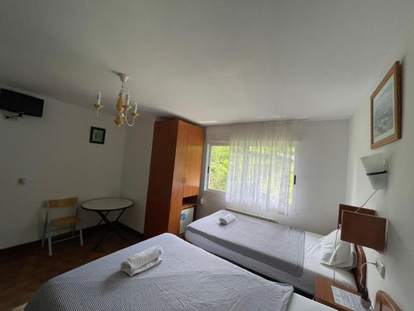 Pensión Tximistarri : photo 2 de la chambre chambre lits jumeaux avec salle de bains commune