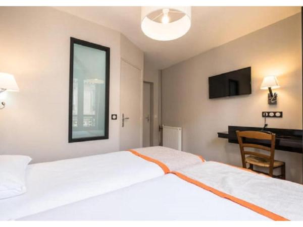 Bonséjour Montmartre : photo 4 de la chambre chambre lits jumeaux avec salle de bains privative