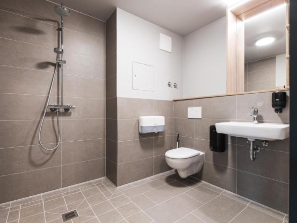 Jugendherberge Bremen : photo 1 de la chambre chambre lits jumeaux avec salle de bains privative