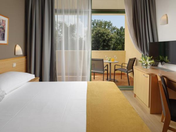 Hotel Aurora Plava Laguna : photo 2 de la chambre chambre Économique avec petit lit double et balcon - côté parc