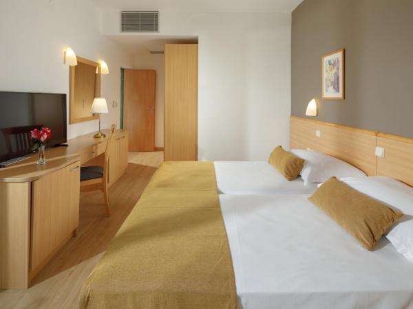 Hotel Aurora Plava Laguna : photo 1 de la chambre suite avec balcon - côté parc