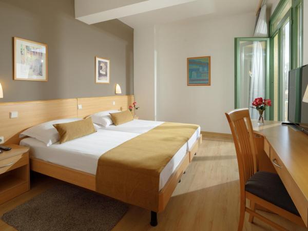 Hotel Aurora Plava Laguna : photo 2 de la chambre suite avec balcon - côté parc