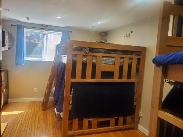 The Calgary Hub hostel style Home : photo 2 de la chambre lit dans dortoir mixte de 6 lits
