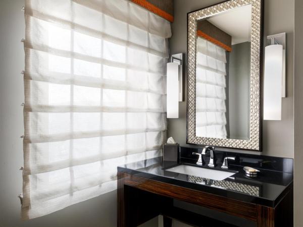 Colcord Hotel Oklahoma City, Curio Collection by Hilton : photo 3 de la chambre chambre lit king-size de luxe avec douche accessible en fauteuil roulant - adaptée aux personnes à mobilité réduite/malentendantes