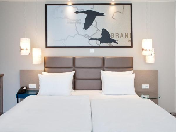 Holiday Inn Berlin City East Side, an IHG Hotel : photo 7 de la chambre chambre premium lit king-size - vue sur cour