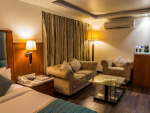 The Royale Senate, Hebbal, Bengaluru : photo 6 de la chambre suite lit king-size