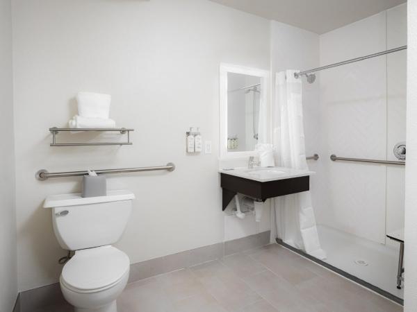 Holiday Inn Resort Oceanfront at Surfside Beach, an IHG Hotel : photo 5 de la chambre chambre lit king-size avec douche accessible en fauteuil roulant - adaptée aux personnes à mobilité réduite