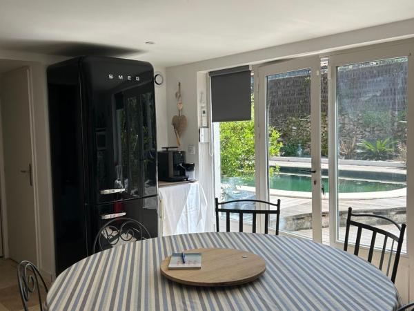 Dbarka7 : photo 3 de la chambre chambre lit queen-size - vue sur piscine