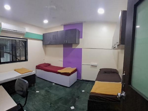 JOY HOSTEL - Digital Nomads Hostel & PG - Koregaon Park : photo 2 de la chambre chambre triple avec salle de bains privative