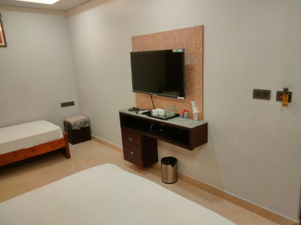 ROYES PARK ROOMs & MINI PARTY HALL : photo 1 de la chambre suite