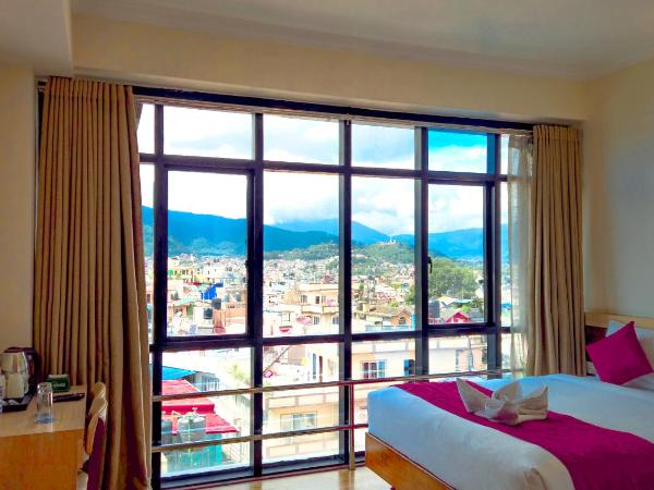 Drishya Hotel : photo 1 de la chambre deluxe queen room with mountain and city view