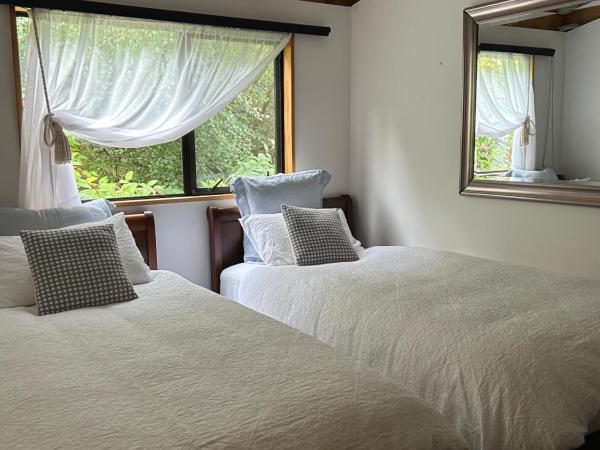 The Embassy B&B : photo 5 de la chambre petite chambre double avec salle de bains commune