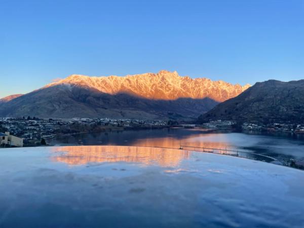 The Embassy B&B : photo 3 de la chambre king room with mountain view and en suite