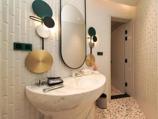 Space Design Hotel : photo 10 de la chambre suite avec baignoire spa