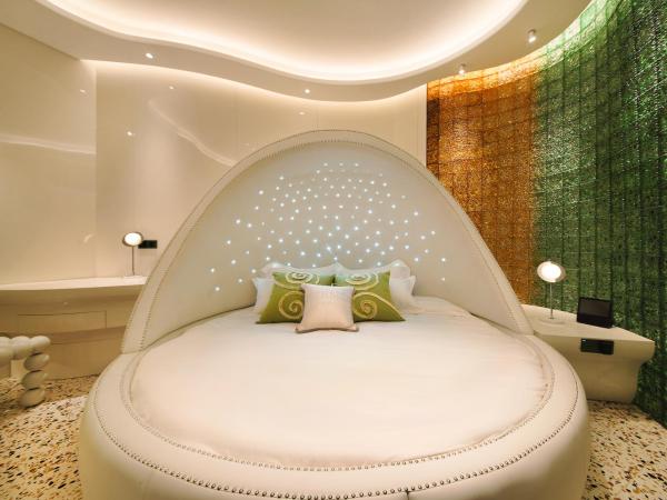 Space Design Hotel : photo 5 de la chambre suite avec baignoire spa