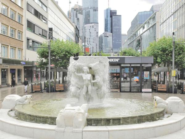 Schönes helles Zimmer direkt in Frankfurt City Nr 301 : photo 6 de la chambre chambre triple avec salle de bains commune