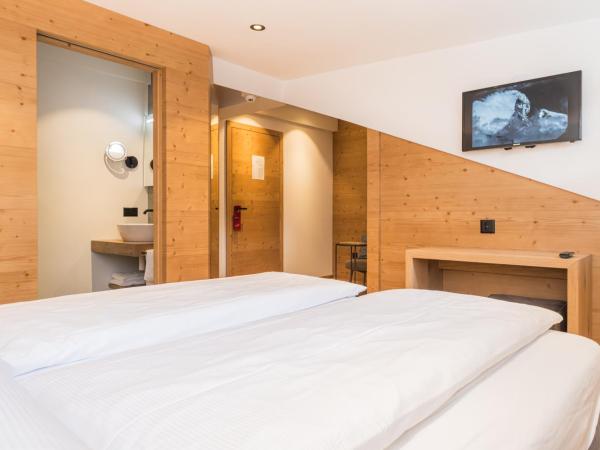 Hotel Bella Vista Zermatt : photo 2 de la chambre chambre supérieure lit queen-size