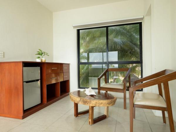 Cuxos Hotel Beachfront : photo 4 de la chambre chambre lit king-size - vue sur mer