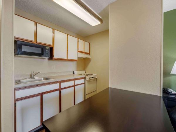 Extended Stay America Suites - Oklahoma City - Northwest : photo 4 de la chambre studio lit queen-size - non-fumeurs