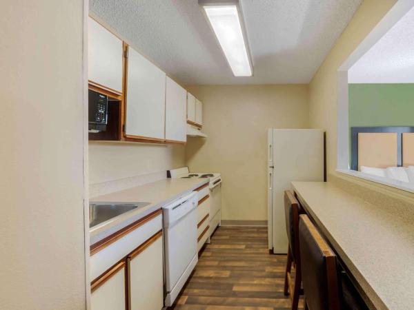 Extended Stay America Suites - Oklahoma City - Northwest : photo 4 de la chambre studio de luxe avec 1 lit queen-size - non-fumeurs