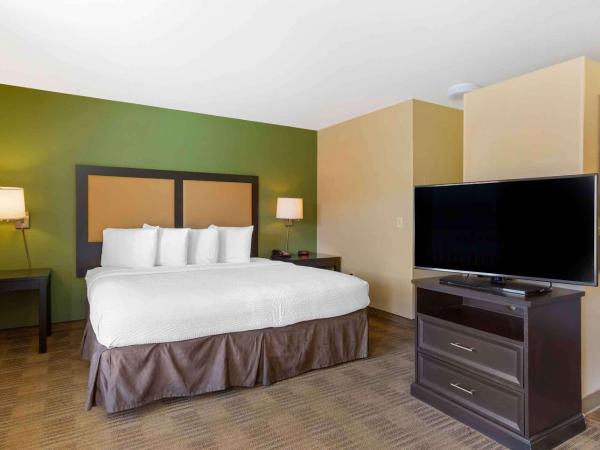 Extended Stay America Suites - Phoenix - Chandler - E Chandler Blvd : photo 1 de la chambre studio de luxe avec 1 lit king-size - non-fumeurs