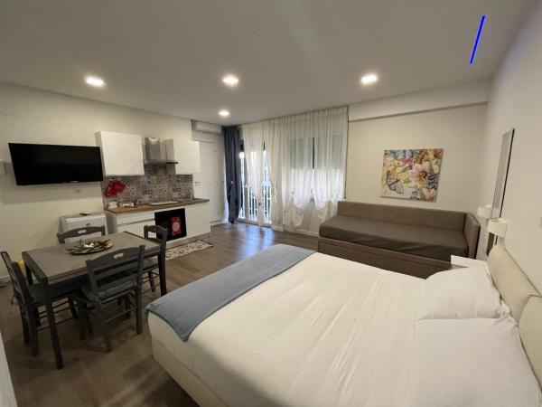 F Rooms Napoli Via Sementini : photo 2 de la chambre chambre quadruple avec balcon