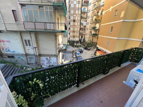 F Rooms Napoli Via Sementini : photo 5 de la chambre chambre quadruple avec balcon