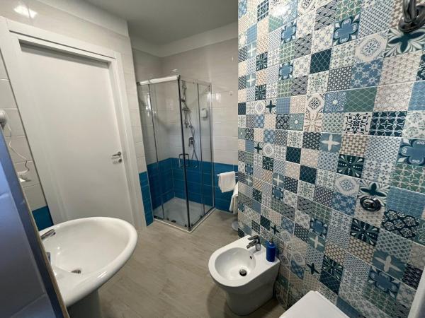 F Rooms Napoli Via Sementini : photo 3 de la chambre chambre quadruple avec balcon