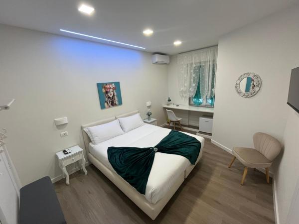 F Rooms Napoli Via Sementini : photo 1 de la chambre chambre double ou lits jumeaux