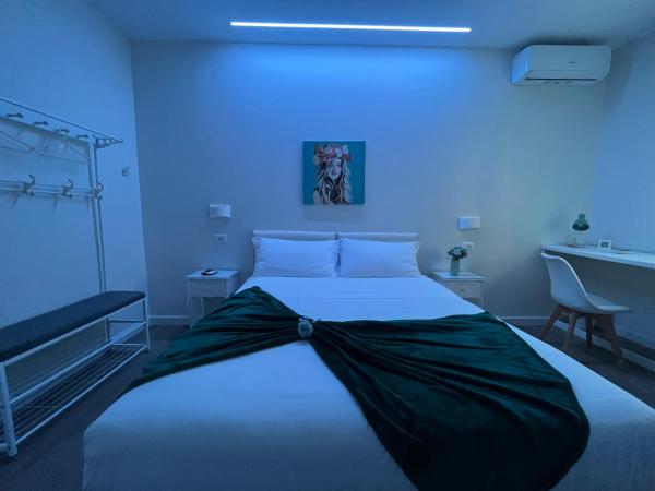 F Rooms Napoli Via Sementini : photo 3 de la chambre chambre double ou lits jumeaux