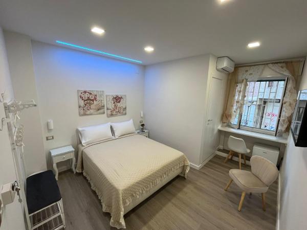 F Rooms Napoli Via Sementini : photo 1 de la chambre chambre double avec salle de bains privative