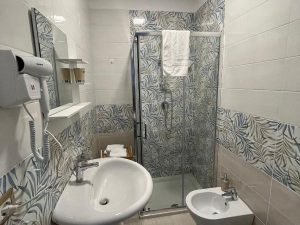 F Rooms Napoli Via Sementini : photo 3 de la chambre chambre double avec salle de bains privative