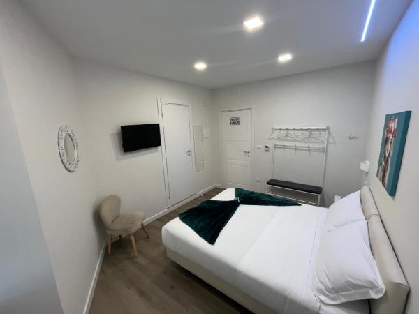F Rooms Napoli Via Sementini : photo 7 de la chambre chambre double ou lits jumeaux