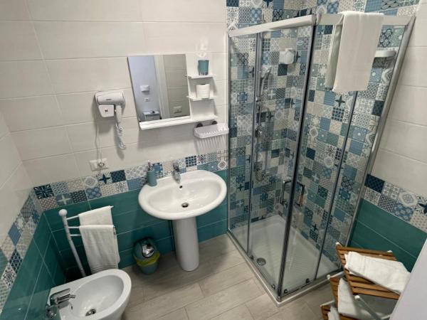 F Rooms Napoli Via Sementini : photo 6 de la chambre chambre double ou lits jumeaux