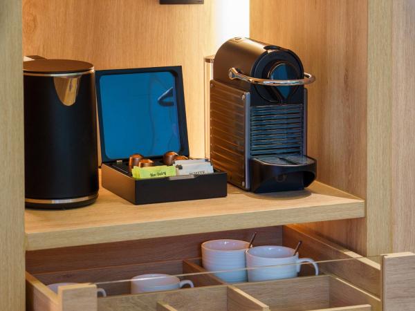 Park Regis by Prince Singapore - Newly Renovated : photo 6 de la chambre premier queen room with pool access [newly renovated]