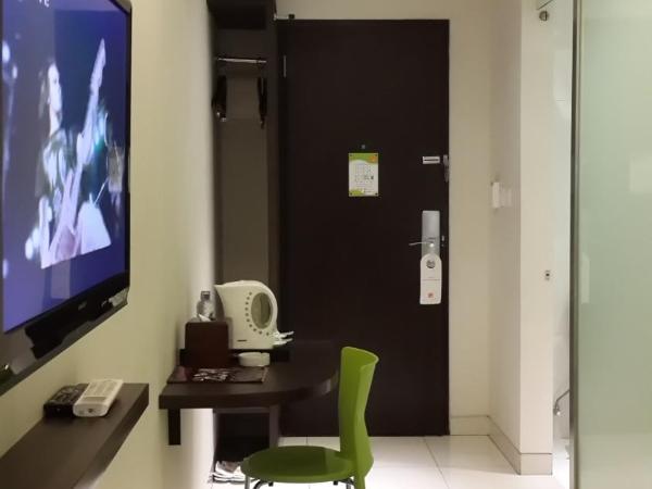 V Hotel Tebet : photo 4 de la chambre chambre deluxe double ou lits jumeaux