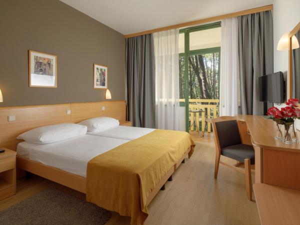 Hotel Aurora Plava Laguna : photo 1 de la chambre chambre classique avec balcon - côté parc