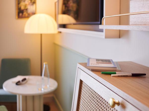 Square Lodge Hotel La Roche sur Yon - Handwritten Collection : photo 4 de la chambre chambre double classique - vue sur ville