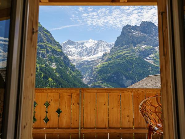 Boutique Hotel Panorama Grindelwald : photo 6 de la chambre chambre lit king-size supérieure avec vue sur la montagne