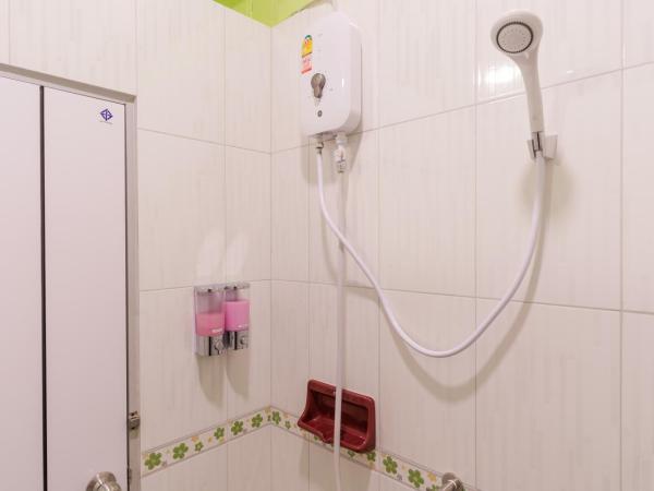 SriRungRueng Place : photo 1 de la chambre chambre double avec salle de bains privative